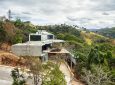Этот современный дом в Бразилии полностью обеспечивается энергией от солнечных батарей