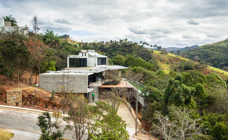 Этот современный дом в Бразилии полностью обеспечивается энергией от солнечных батарей