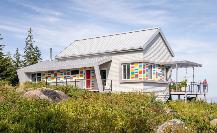 Этот красочный дом похож на спасательные буи местных рыбаков