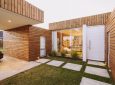 Дом из доступных и устойчивых материалов построен на окраине Монтевидео