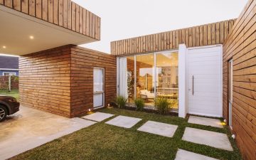 Дом из доступных и устойчивых материалов построен на окраине Монтевидео