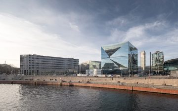 Cube Berlin - кубовидное офисное здание, которое управляется через смартфон