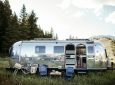 Airstream 1971 года выпуска получил современный глянцевый декор и автономное питание