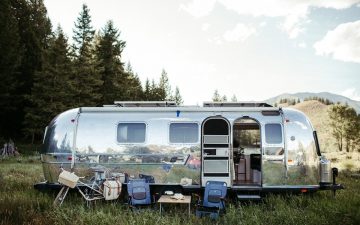 Airstream 1971 года выпуска получил современный глянцевый декор и автономное питание Airstream 1971 года выпуска получил современный глянцевый декор и автономное питание