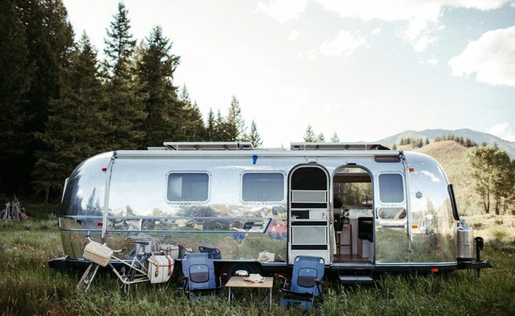 Airstream 1971 года выпуска получил современный глянцевый декор и автономное питание