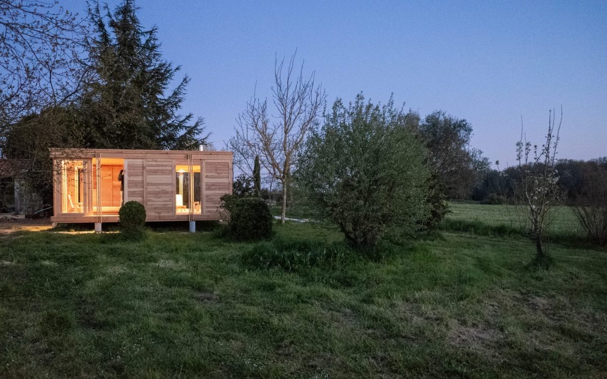 Крошечный деревянный дом для гостей с прекрасными видами на сельскую местность