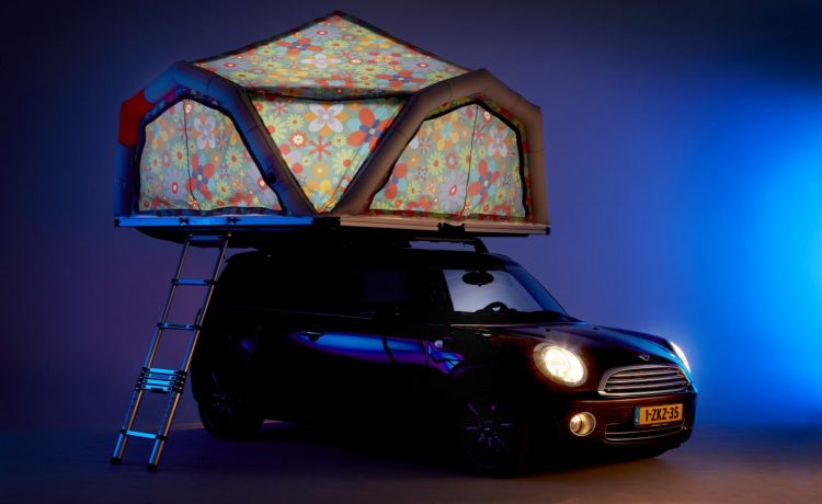 Надувная палатка на крыше превращает небольшой автомобиль в мини-кемпер