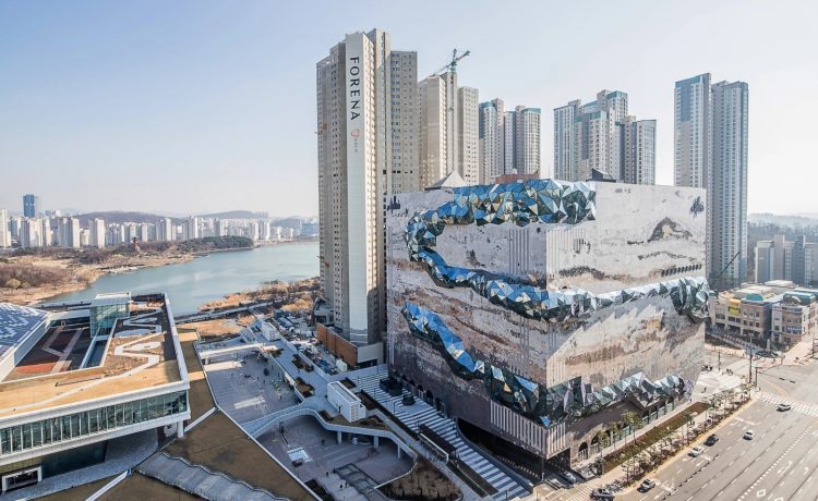 Мультифактурное остекление украшает новый супермаркет в Южной Корее