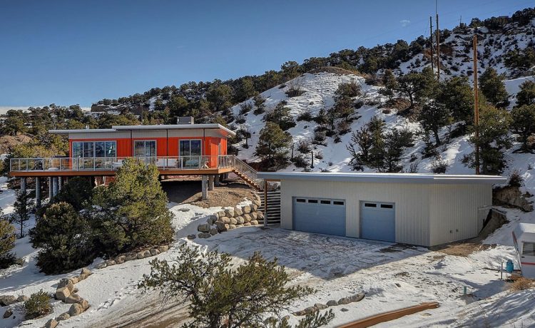 Ярко-оранжевый дом из транспортных контейнеров с видом на горные вершины сдается в аренду