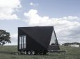 Base Cabin: крошечный дом на колесах с А-образным каркасом