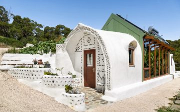 Причудливый глинобитный дом построен из восстановленных шин и бутылок