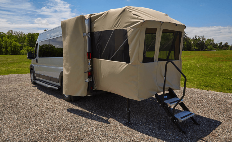 Автофургон Embassy Sport c выдвижной задней палаткой для любителей отдыхать на природе