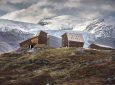 Прочные туристические домики на норвежской турбазе способны противостоять сильным ветрам