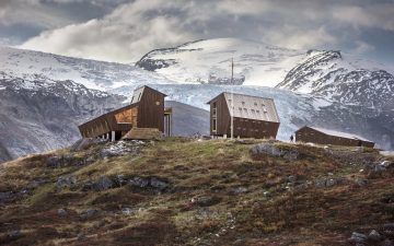 Прочные туристические домики на норвежской турбазе способны противостоять сильным ветрам