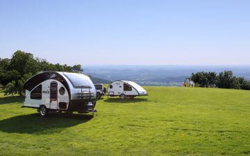 Трейлер Alto от Safari Condo настолько легкий, что его можно прицепить к электромобилю