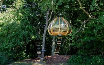 Hængende Ly: подвесной деревянный домик для комфортного и безопасного сна на природе