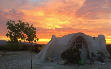Купольный дом на солнечной энергии в пустыне Техаса – идеальное место для уединения