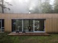 Hinterhouse: узкий сборный дом для отдыха в лесу Квебека
