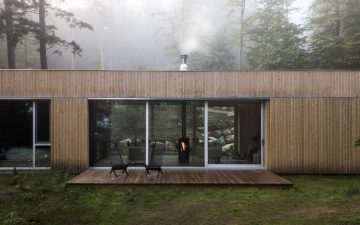 Hinterhouse: узкий сборный дом для отдыха в лесу Квебека Hinterhouse: узкий сборный дом для отдыха в лесу Квебека
