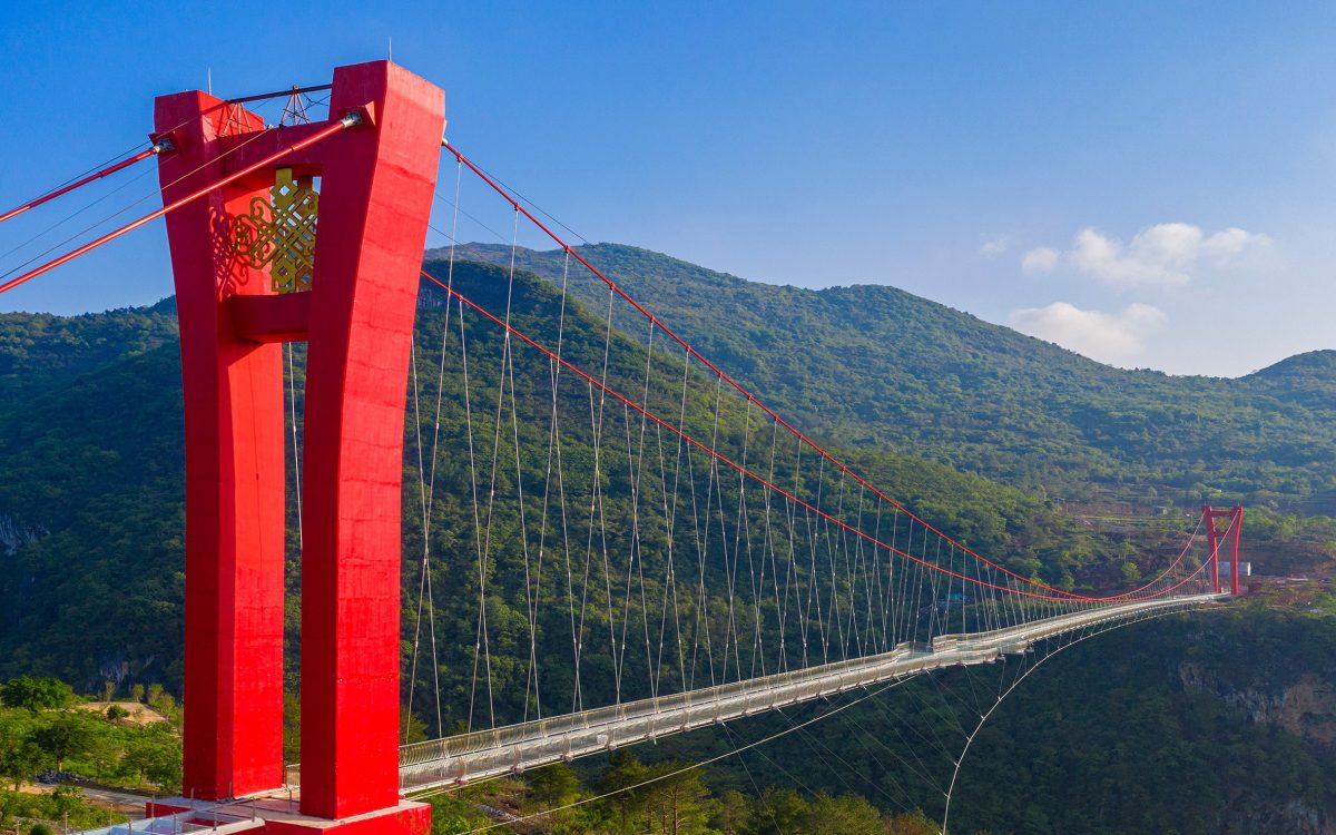 Самый длинный в мире мост со стеклянным дном открылся в Китае