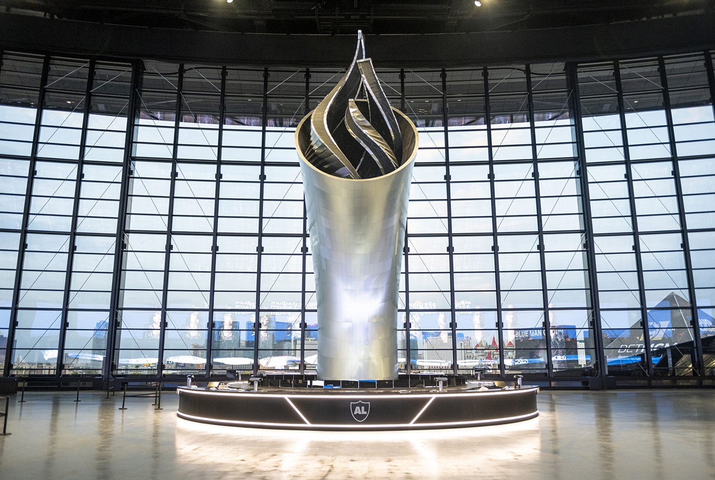 Команда лас вегас. Самый большой факел в мире. Монумент факелы. Al Davis Memorial Torch. Allegiant Stadium Torch Flame.