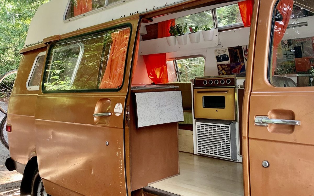 Пара студентов модернизировала фургон Chevy 1975 года для учебы и жизни во время пандемии