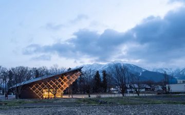 Новый комплекс от Kengo Kuma повторяет очертания горных вершин Хакубы