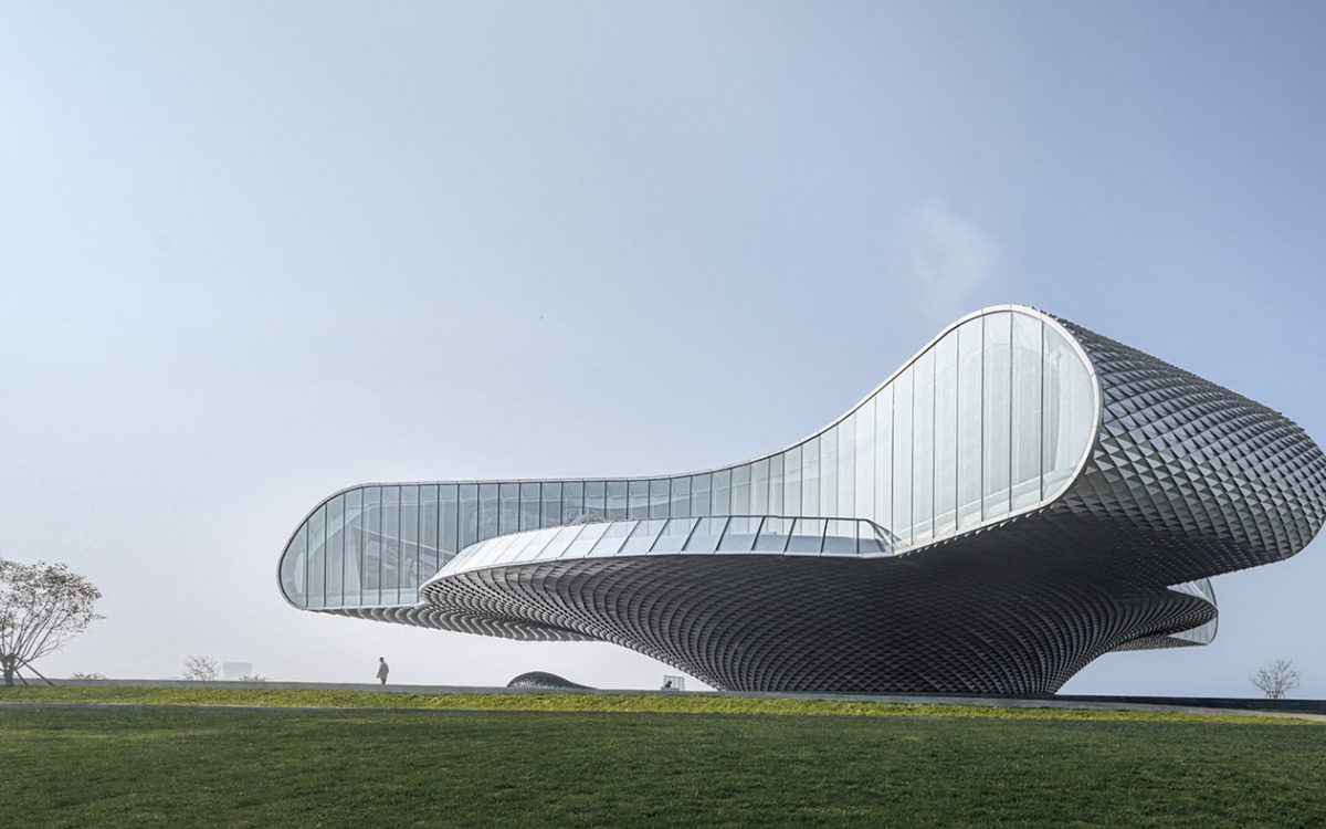 Художественная галерея Wave в Китае с алюминиевым фасадом похожа на гигантскую волну