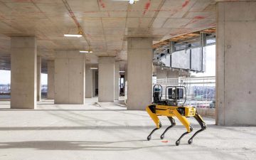 Робот-собака выполняет функции инспектора на строительной площадке