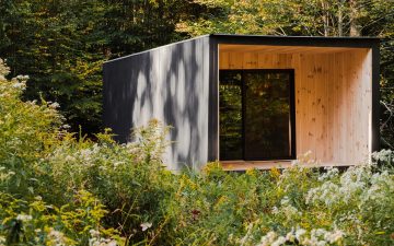 Edifice: автономный черный домик в окружении природы