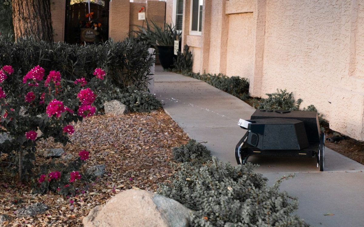 Робот, похожий на крошечный танк, поможет в уходе за вашим садом