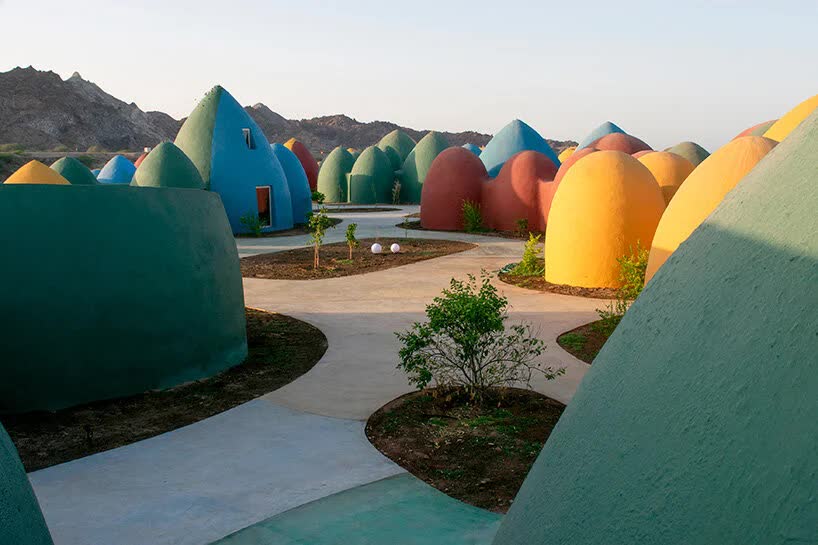 В Иране построена красочная деревня из купольных домиков