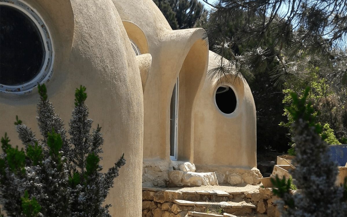 Эксперт по пермакультуре Мэтью Проссер построил для семьи купольный дом из глины