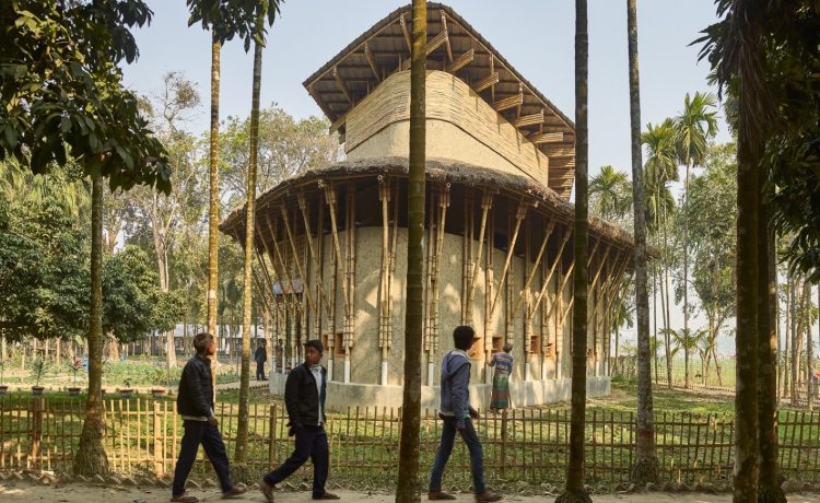 Anandaloy Building: общественный центр из глины и бамбука для сельских жителей в Бангладеш