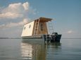 Томаш Бене спроектировал компактный плавучий дом для отдыха на озере Тиса в Венгрии