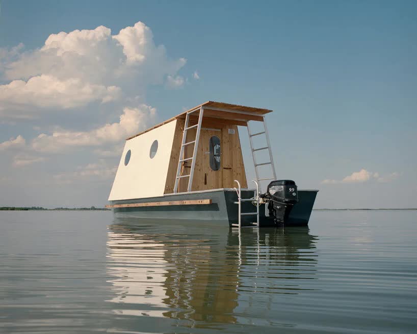 Томаш Бене спроектировал компактный плавучий дом для отдыха на озере Тиса в Венгрии