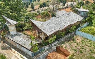 Эффектный дом смешанного использования построен из бамбука и переработанного пластика