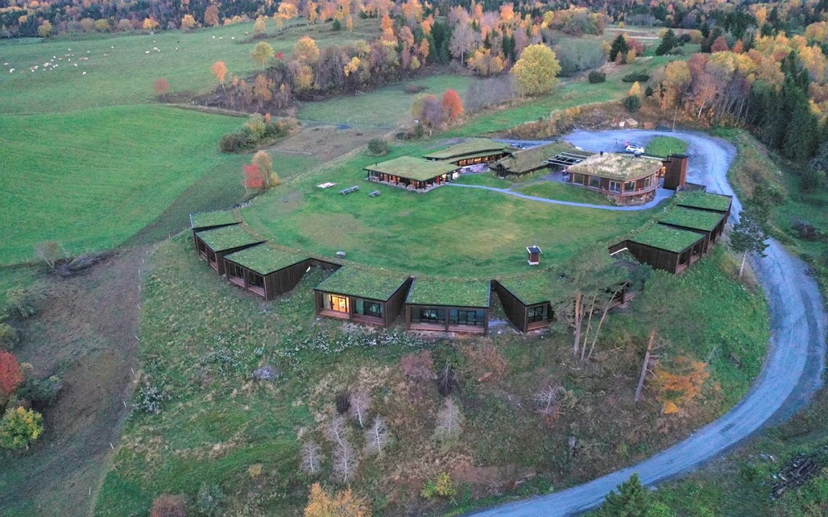 Отель Øyna с «зеленой» крышей гармонирует с впечатляющим северным пейзажем