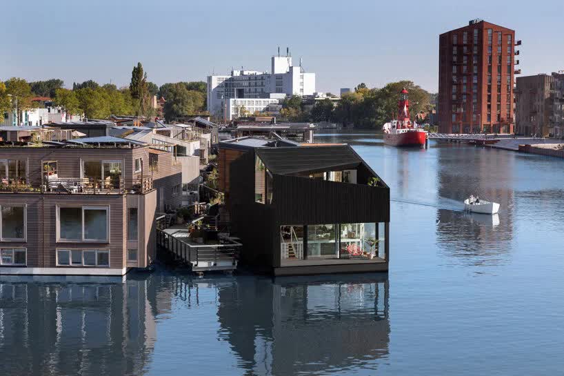 В Амстердаме построили первый плавучий дом для нового района