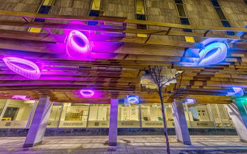 Деревянный навес с 3D-печатными светильниками обеспечит безопасность пешеходов в ночное время