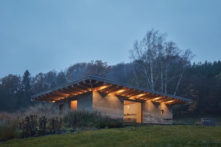 Этот экологичный дом построен из перерабатываемого костробетона