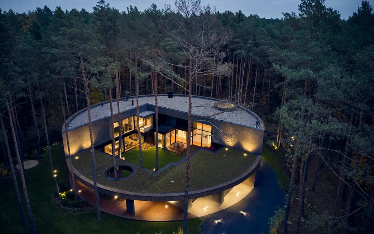 Необычный круглый дом органично вписывается в польский лес