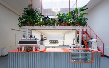 В Праге открылся технологичный кофейный центр, с интерьером из строительных отходов