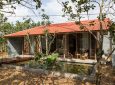 Светлый дом из восстановленной древесины: уютная жизнь среди нетронутой природы Вьетнама