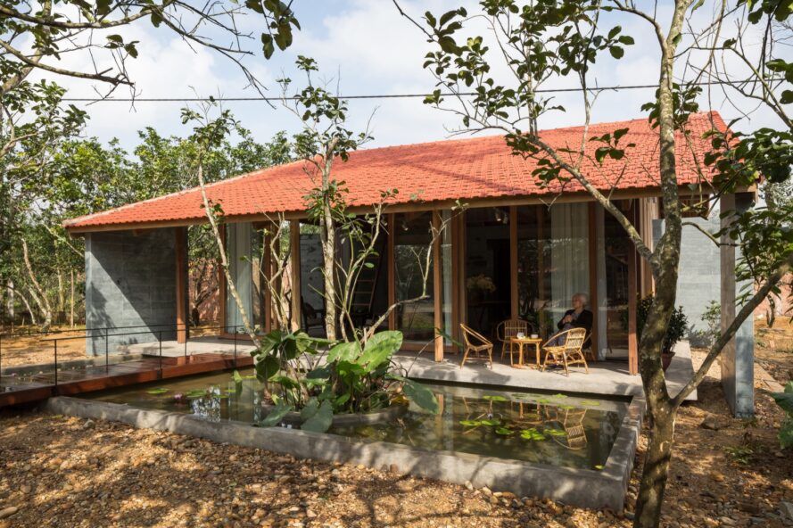 Светлый дом из восстановленной древесины: уютная жизнь среди нетронутой природы Вьетнама