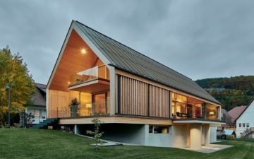 Элегантный альпийский дом с обшивкой из натурального дерева внутри и снаружи