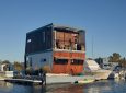Плавучий контейнерный дом в Нью-Йорке поднимается и опускается с изменением уровня моря