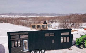 Роскошный мини-дом предлагает домашние удобства и палубу для отдыха на крыше