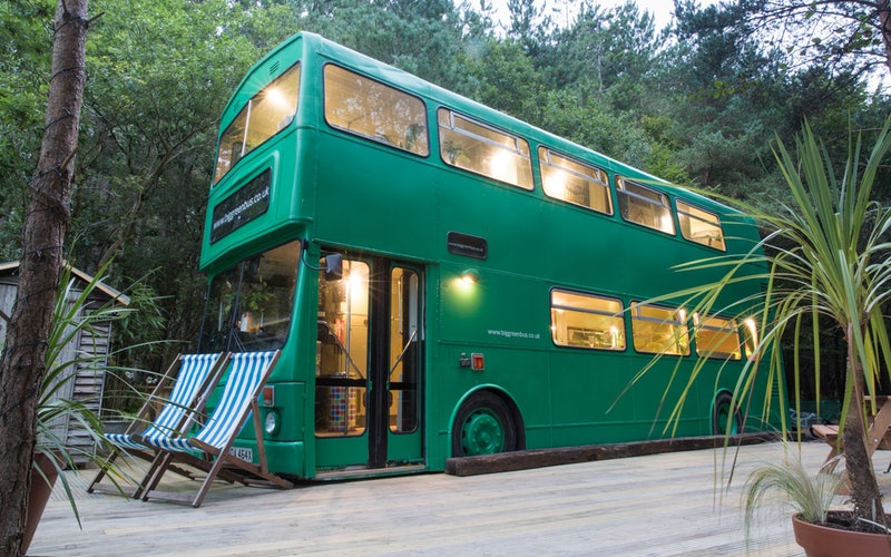 Плотник из Великобритании превратил ржавый автобус в ретро-жилье
