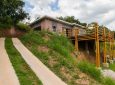 Этот бразильский дом построен из землебитных кирпичей и бамбука